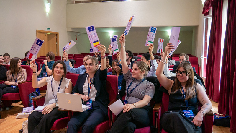 gruppo di persone giovani che stanno facendo una simulazione del parlamento europeo nel contesto del progetto voge