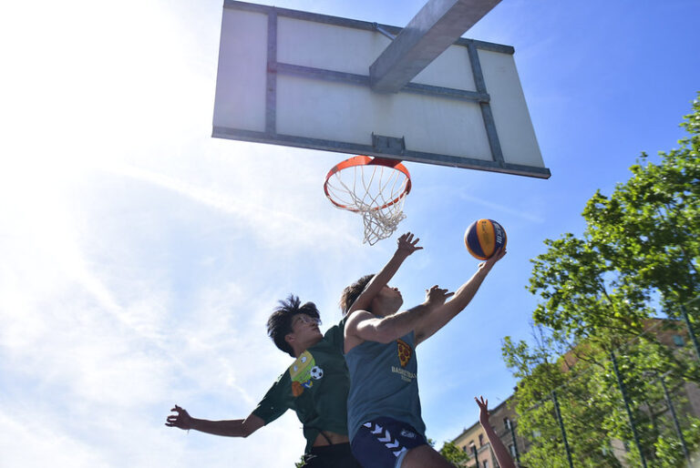 immagine di due ragazzi che stanno giocando a basket durante gli International Erasmus Games (IEG)