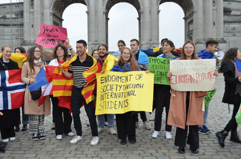 picture of students holding signs and protesting for an Erasmus more accessible for all and other european proyectos