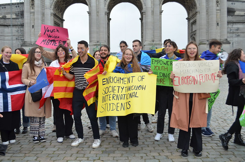 picture of students holding signs and protesting for an Erasmus more accessible for all and other european proyectos