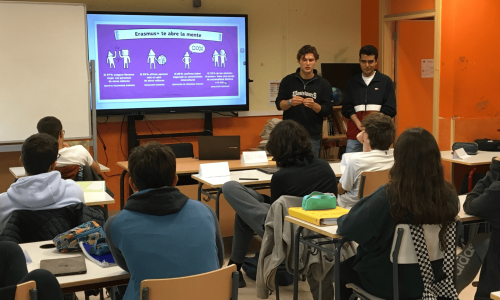 web5 una clase de estudiantes de secundaria o superior escuchando a un voluntario de ESN hablar de todas las oportunidades que ofrece Erasmus.