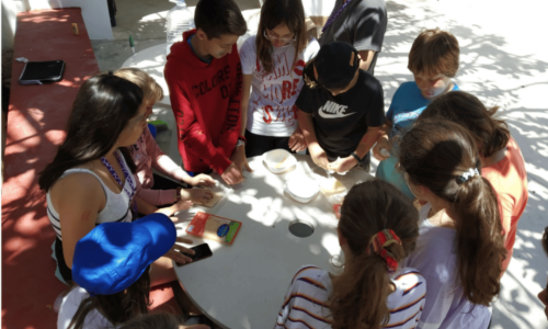 web6 un grupo de niños alrededor de una mesa realizando actividades en el marco del proyecto Erasmus+ en la educación escolar