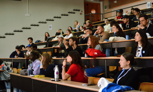 web7 grupo de jóvenes estudiantes están sentados en un aula escuchando una clase